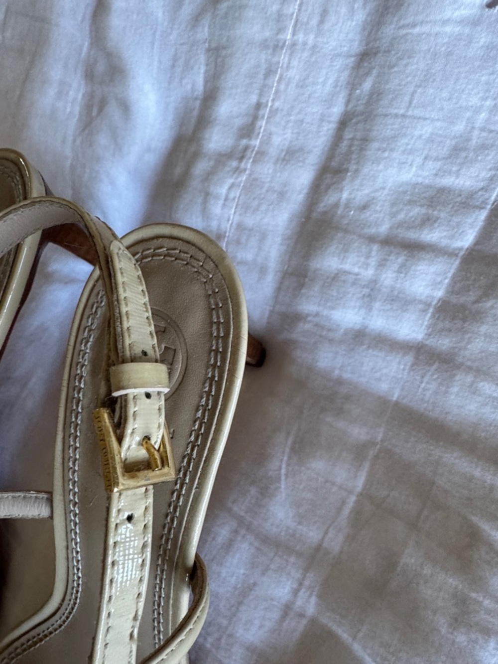 Tory Burch Beige Leather T-Strap Sandals with Gold Logo - Picture 6 of 10